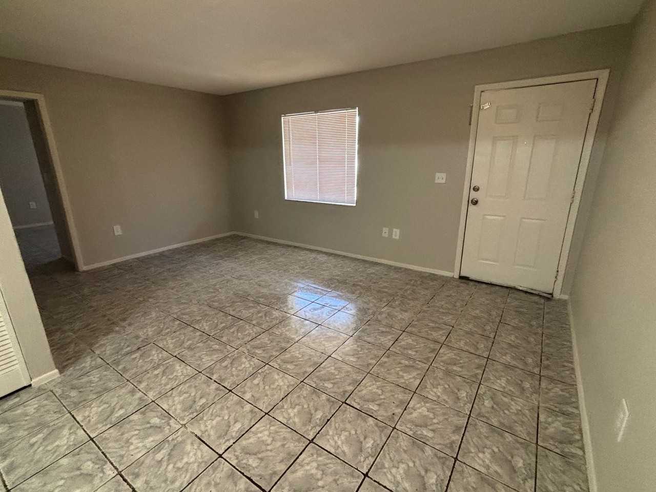 921 33rd Ave W - Photo 4 of 16