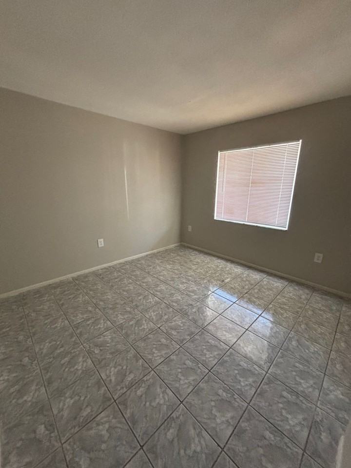 921 33rd Ave W - Photo 5 of 16