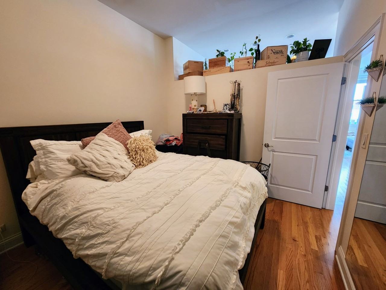 918 W Belmont Ave - Photo 6 of 9