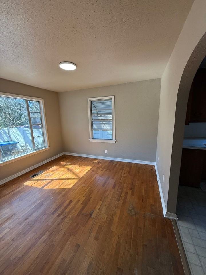 2623 S M St - Photo 3 of 9