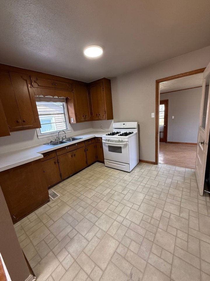 2623 S M St - Photo 4 of 9