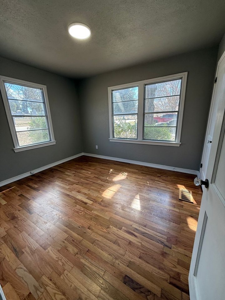 2623 S M St - Photo 5 of 9