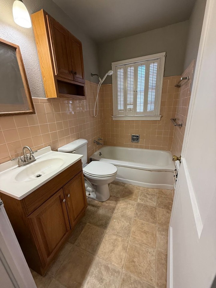 2623 S M St - Photo 6 of 9