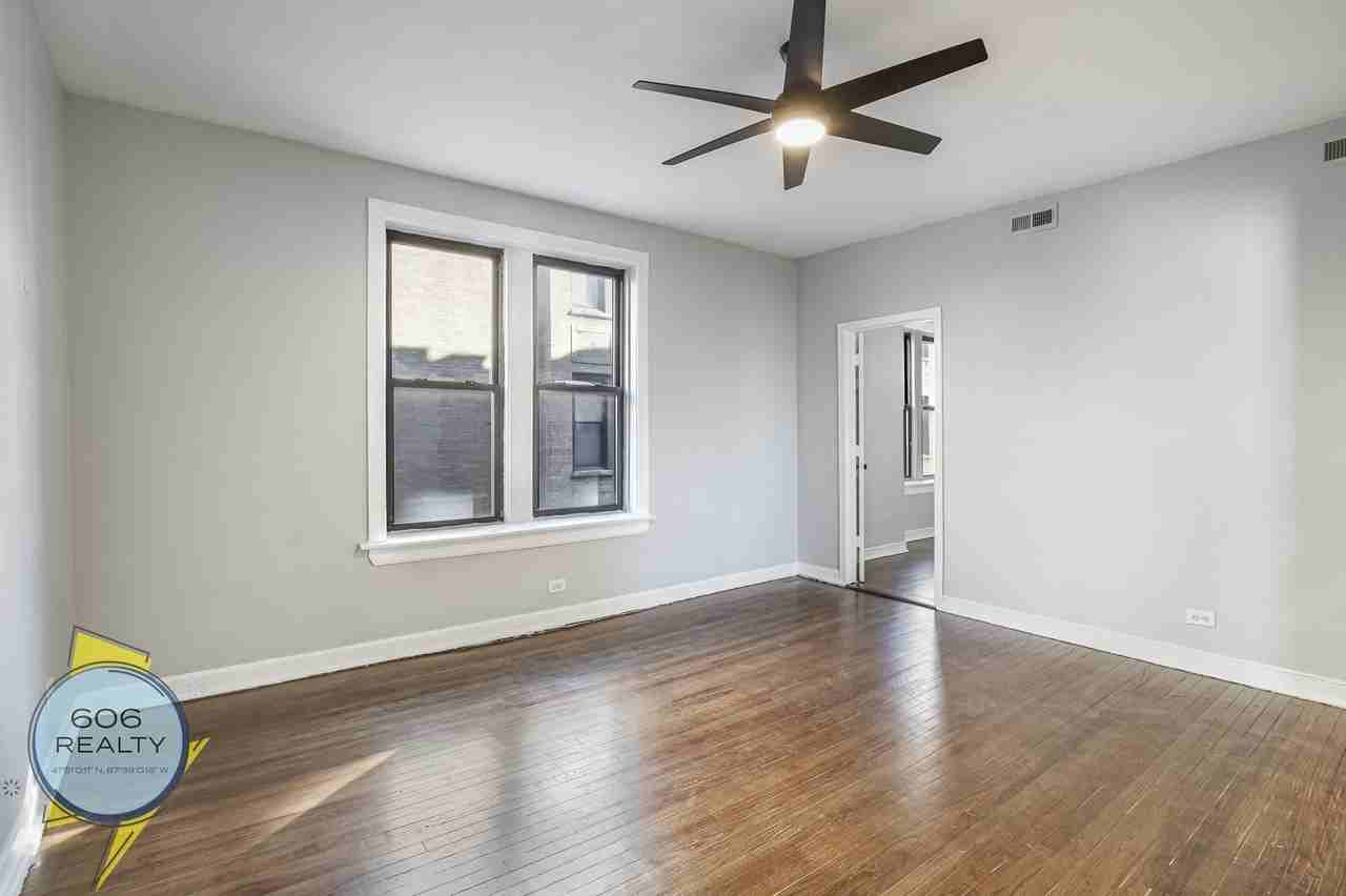 Vintage Hyde Park Apts! - Photo 4 of 25