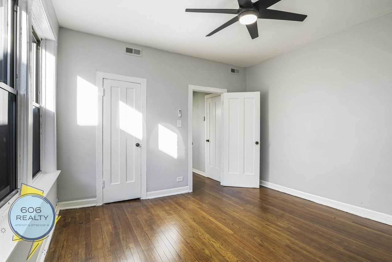 Vintage Hyde Park Apts! - Photo 5 of 25