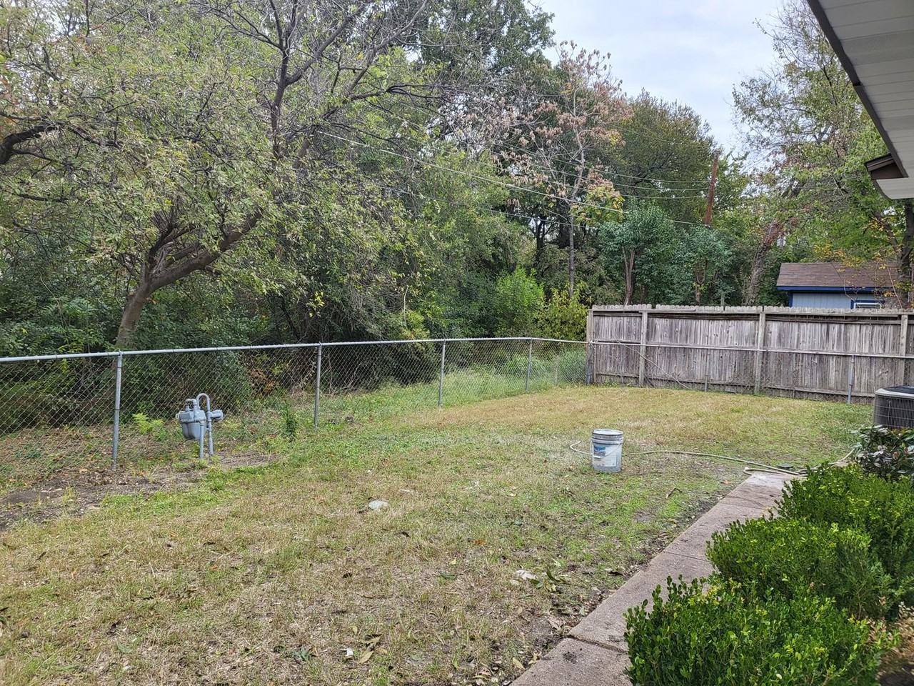 1213 Carroll Dr - Photo 5 of 29