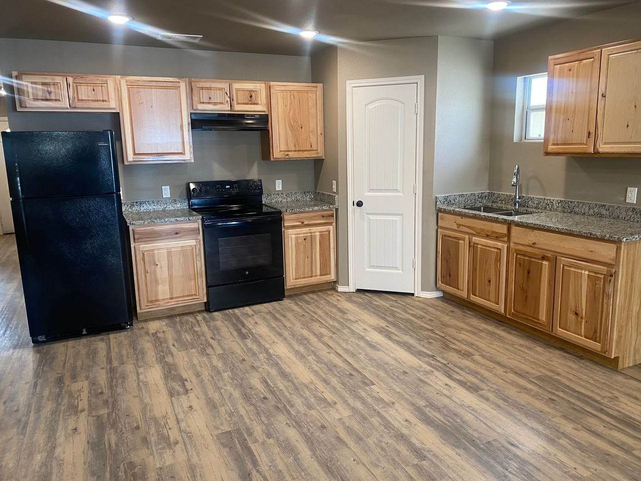 2204 E Main St - Photo 2 of 11