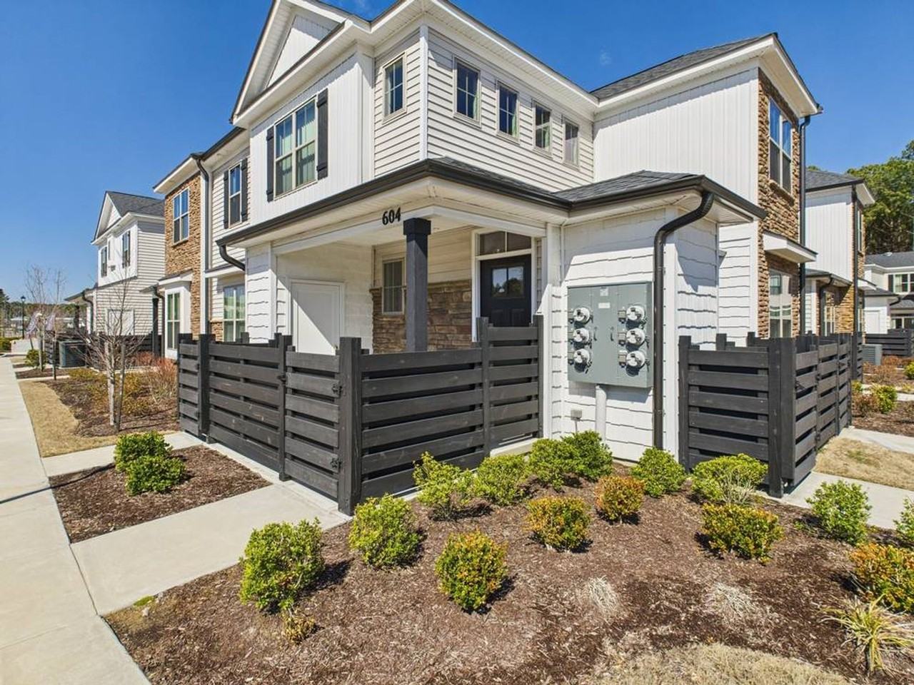 604 Kathy Ann Way W - Photo 2 of 21