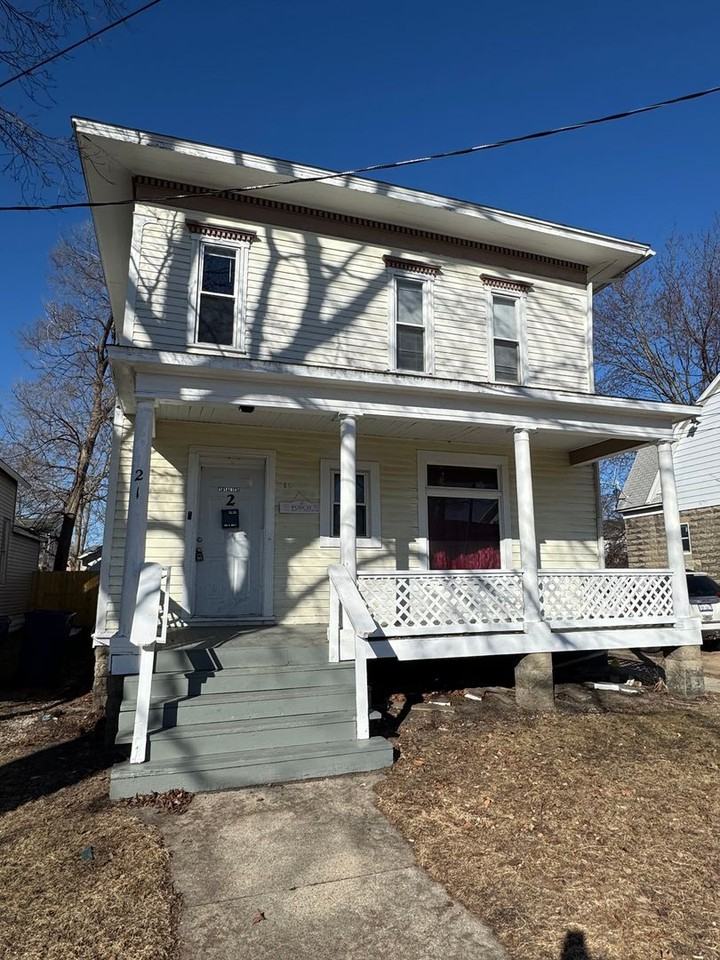 210 S Catherine St - Photo 2 of 9