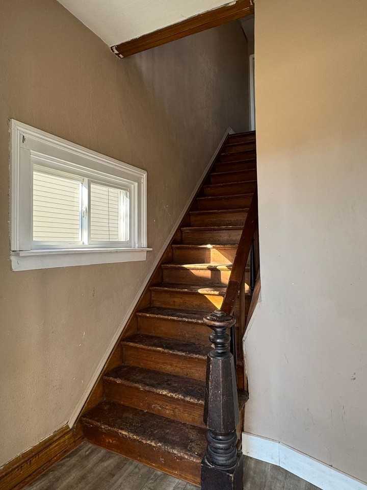 210 S Catherine St - Photo 3 of 9