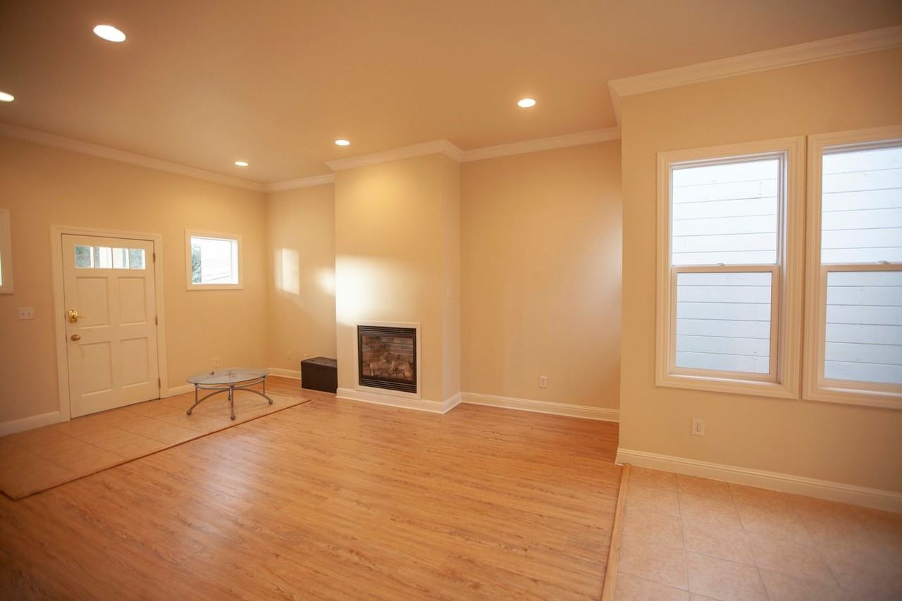 222 Sadowa St - Photo 4 of 17