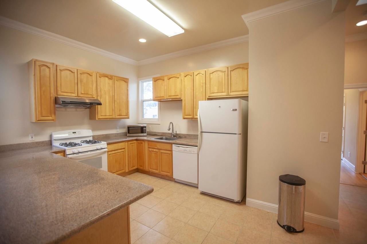222 Sadowa St - Photo 5 of 17