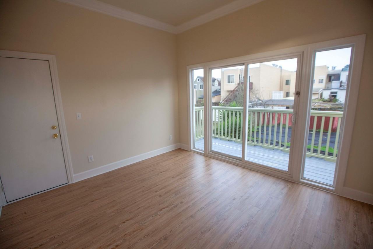 222 Sadowa St - Photo 7 of 17