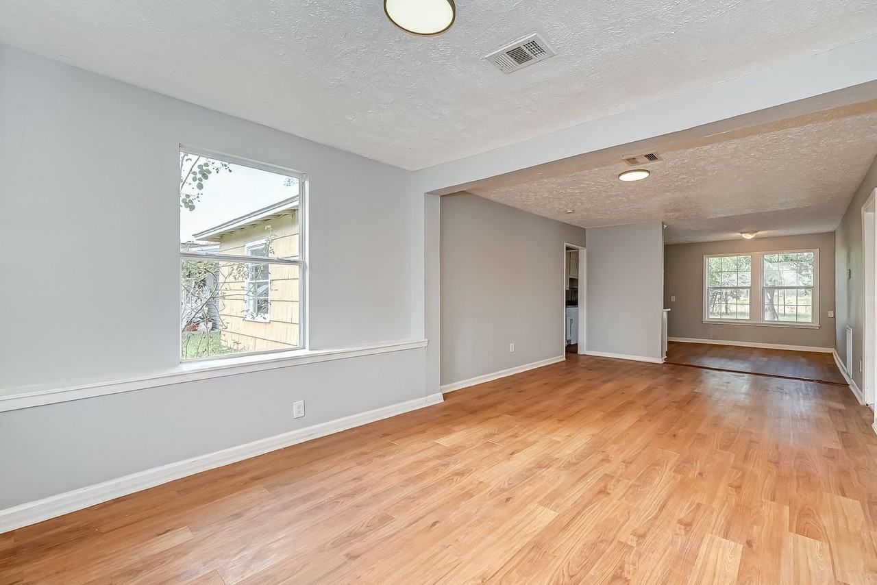 7946 Jutland Rd - Photo 4 of 18