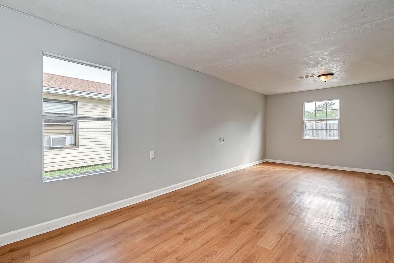 7946 Jutland Rd - Photo 6 of 18