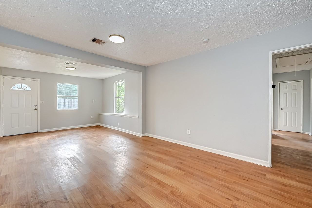 7946 Jutland Rd - Photo 3 of 16