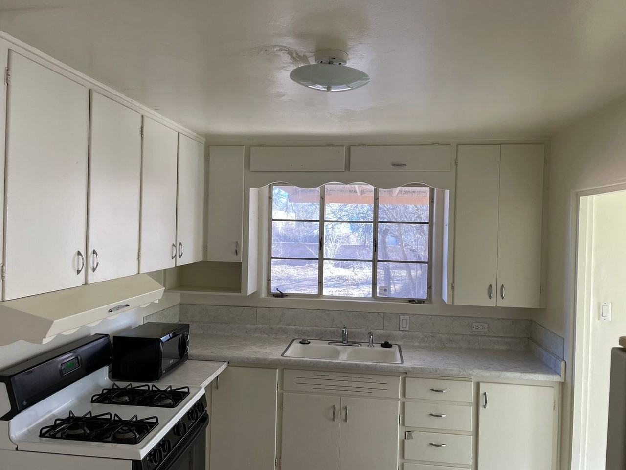 1138 Columbia Dr Ne - Photo 3 of 8