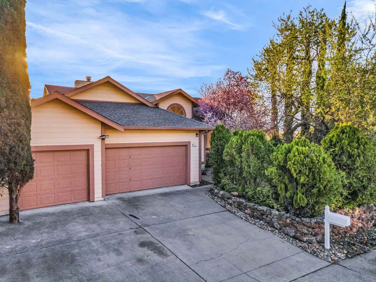 410 Highland Ct - Photo 3 of 50