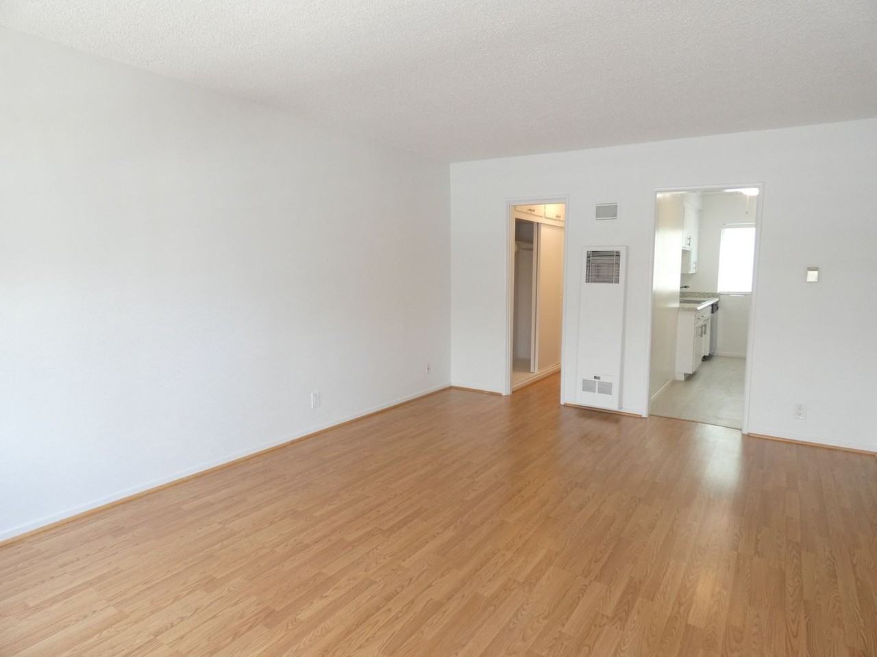 751 S Curson Ave - Photo 5 of 19