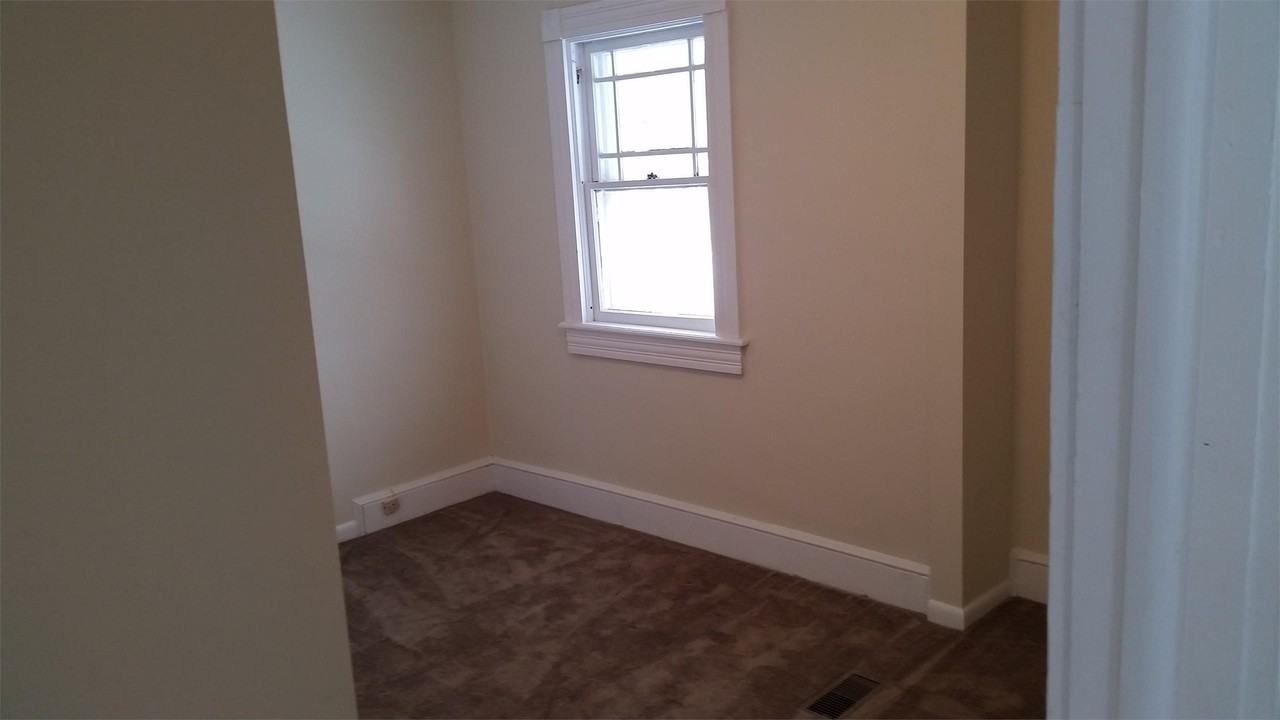 1103 N Main St #3 - Photo 4 of 5