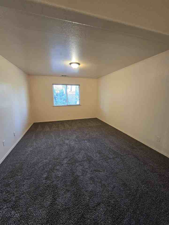 5634 W Paul Ave - Photo 2 of 19