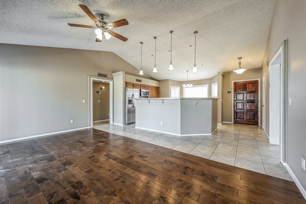 1102 E Kerry Ln - Photo 3 of 16