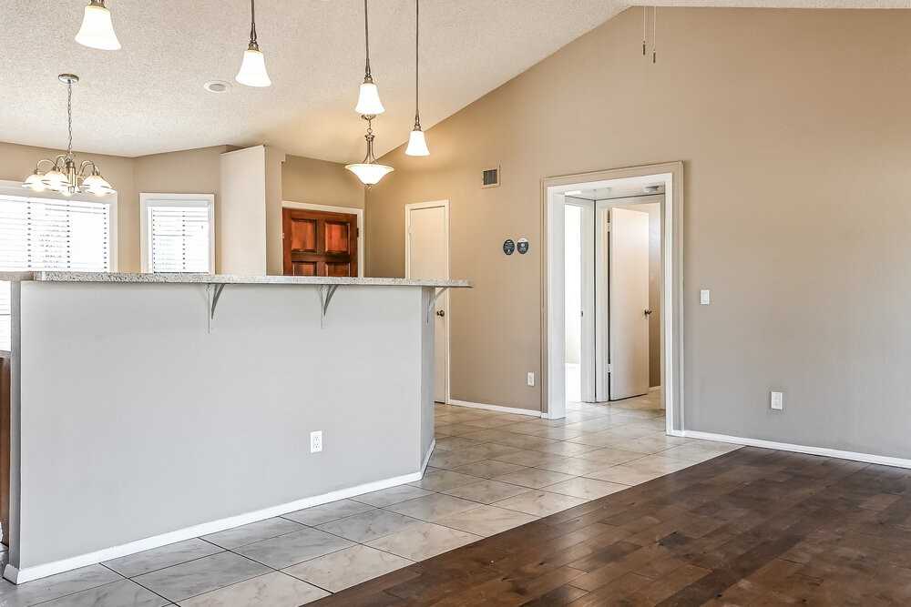 1102 E Kerry Ln - Photo 4 of 16