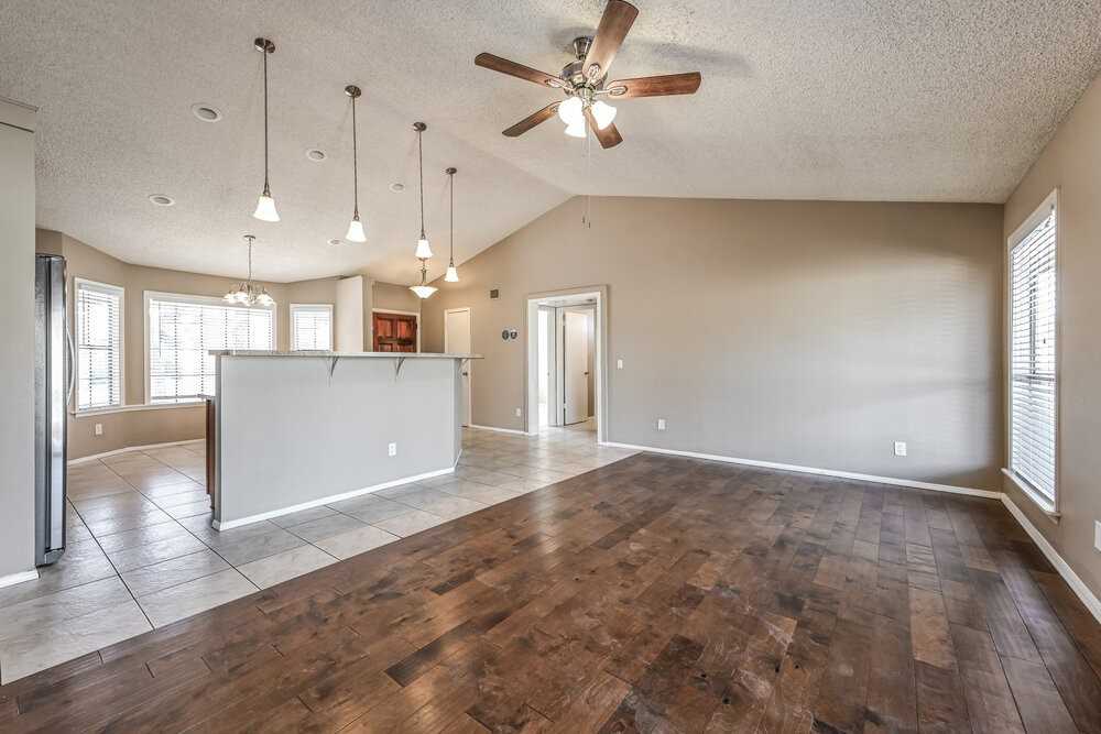 1102 E Kerry Ln - Photo 5 of 16