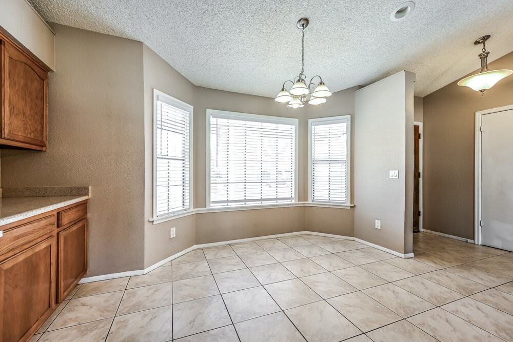 1102 E Kerry Ln - Photo 6 of 16