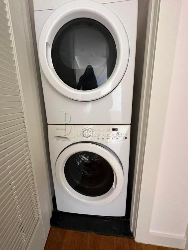 27-02 Crescent Street - Photo 5 of 6