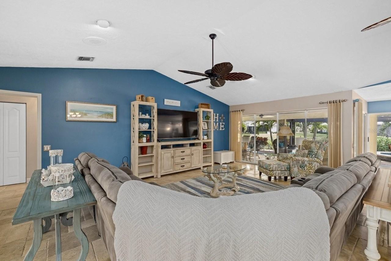 414 Devonshire Ln - Photo 7 of 49