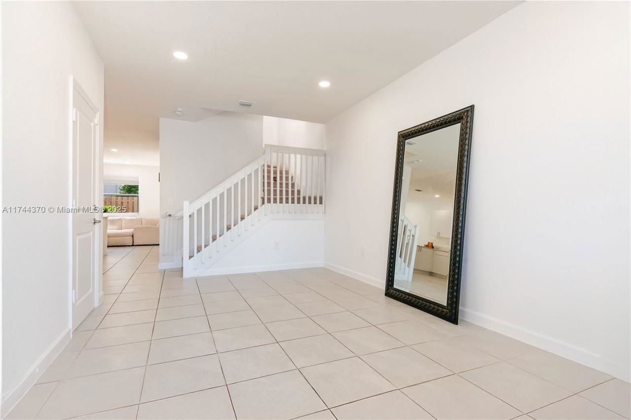 2688 Se 10th St - Photo 2 of 8