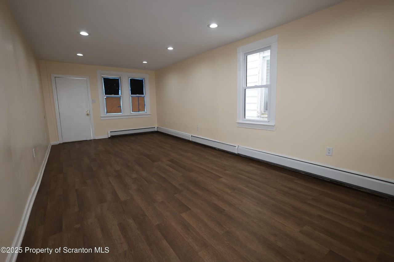 142 Madison Street - Photo 6 of 18