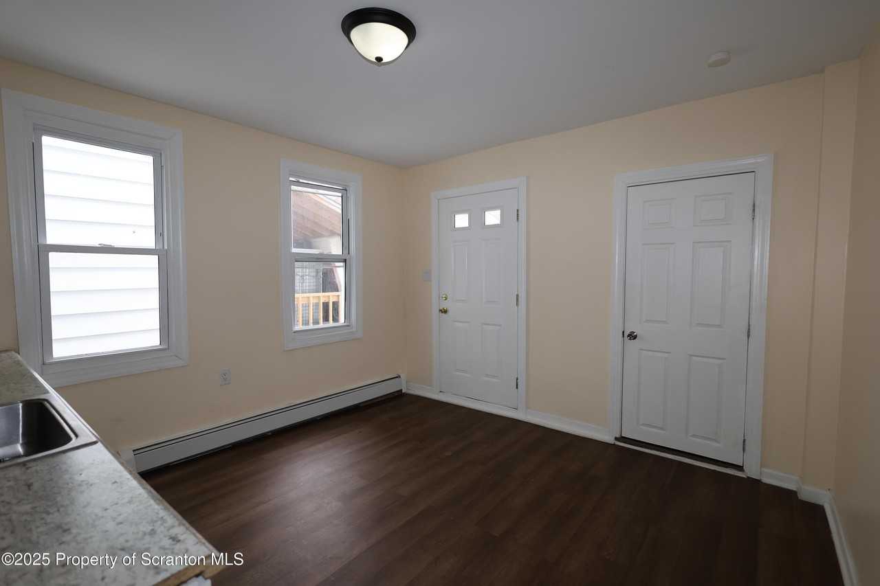 142 Madison Street - Photo 7 of 18