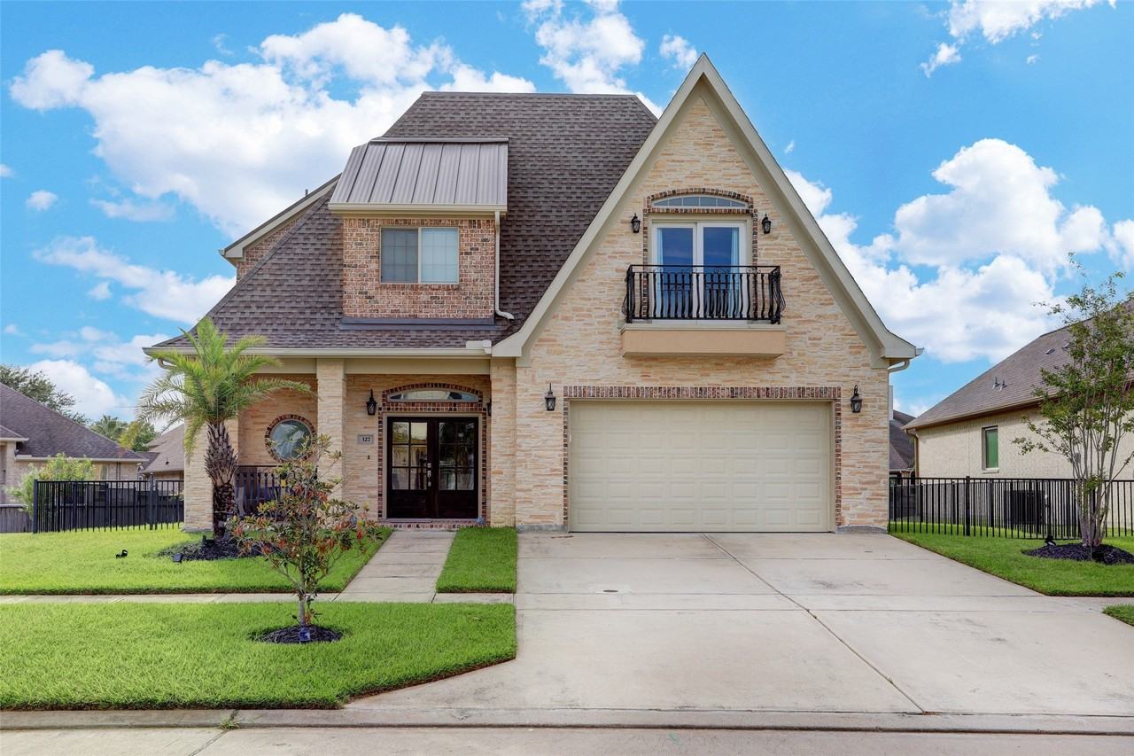 327 Twin Timbers Ln - Photo 2 of 33