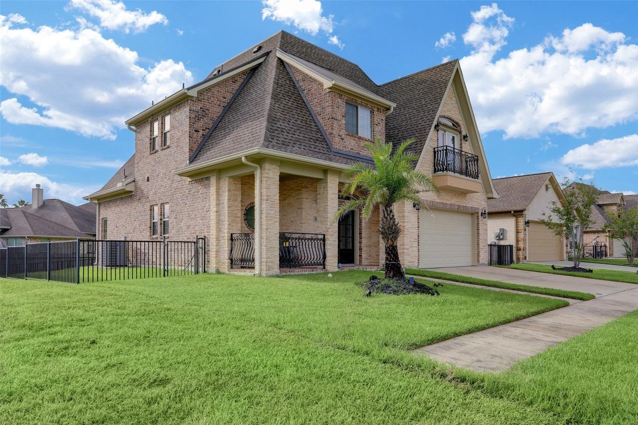 327 Twin Timbers Ln - Photo 3 of 33