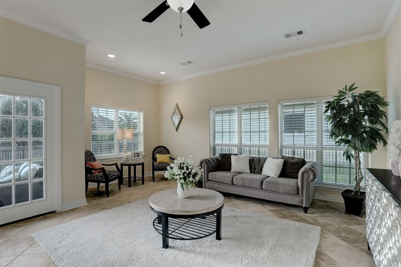 327 Twin Timbers Ln - Photo 7 of 33