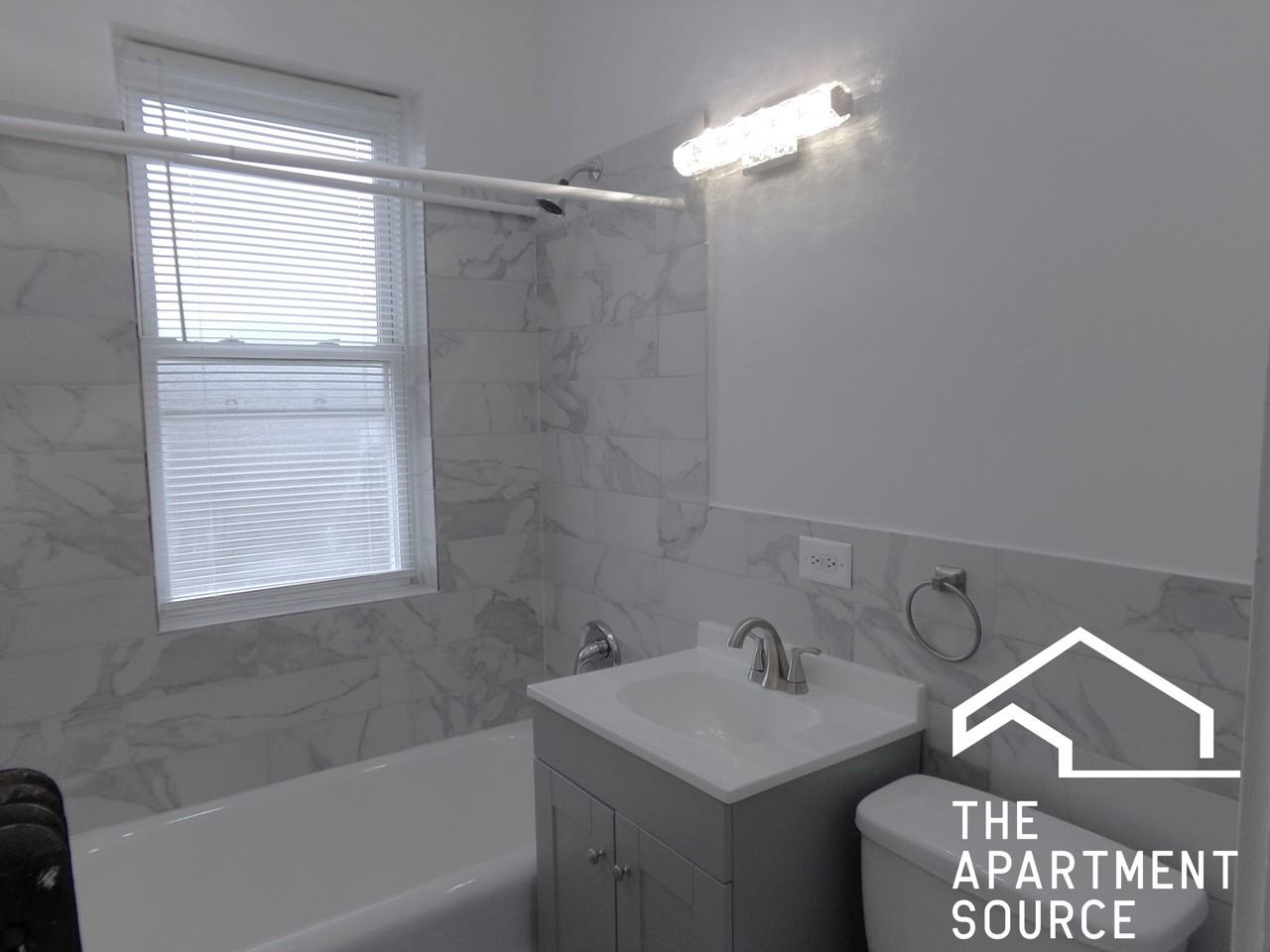 7600 N Greenview Ave #211 - Photo 2 of 9