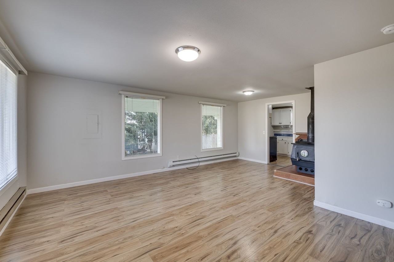 11445 Se 162nd St - Photo 3 of 16