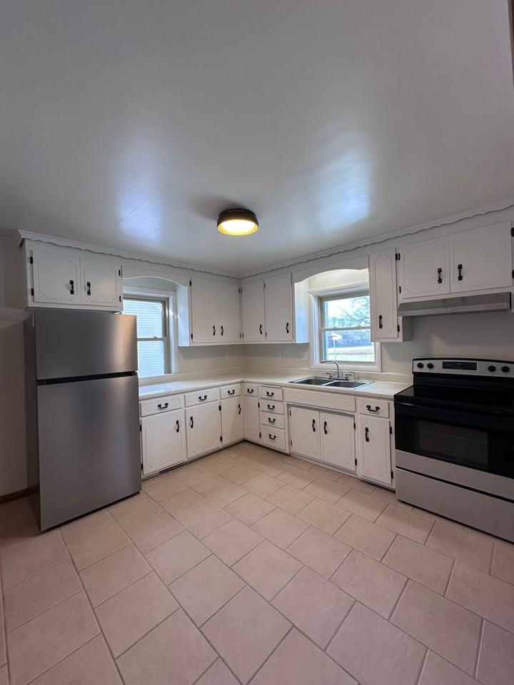 1317 Crestwood Dr - Photo 3 of 35