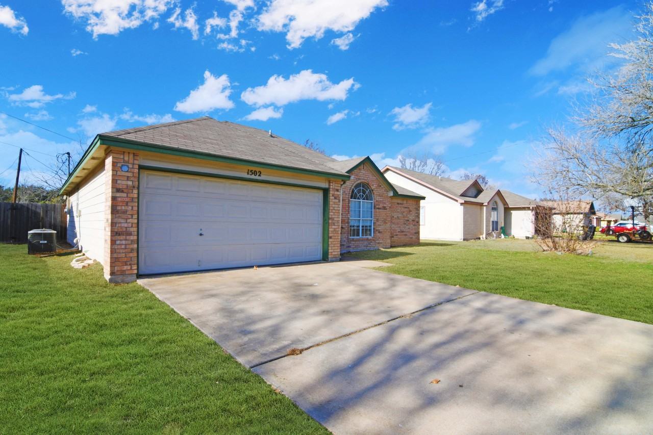 1502 Cedar Ln - Photo 2 of 21