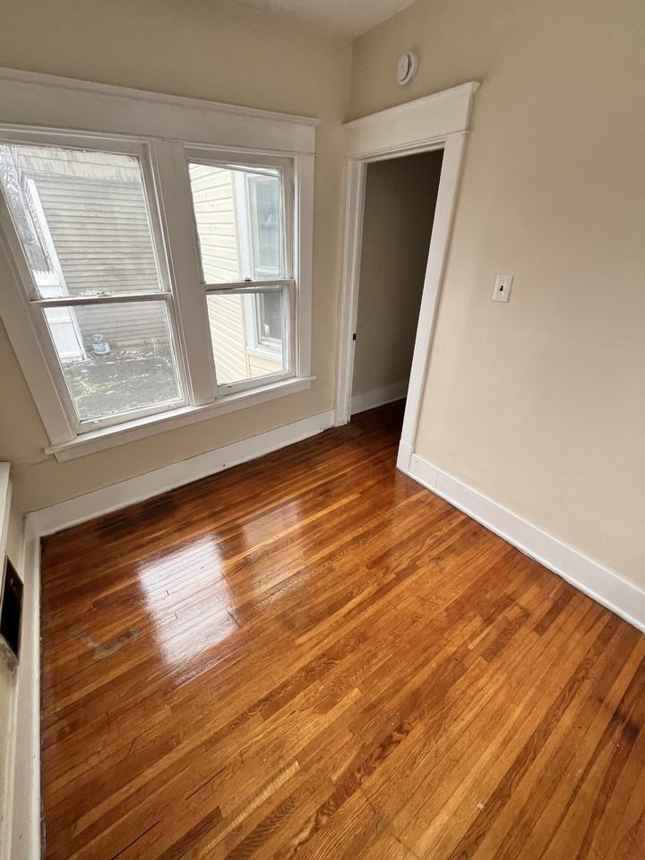 240 Lisbon Ave - Photo 3 of 17