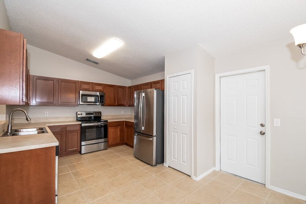 805 Elmwood St - Photo 6 of 14