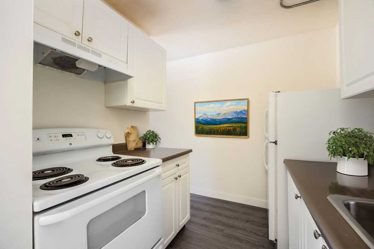 Birchwood Manor - Photo 3 of 9