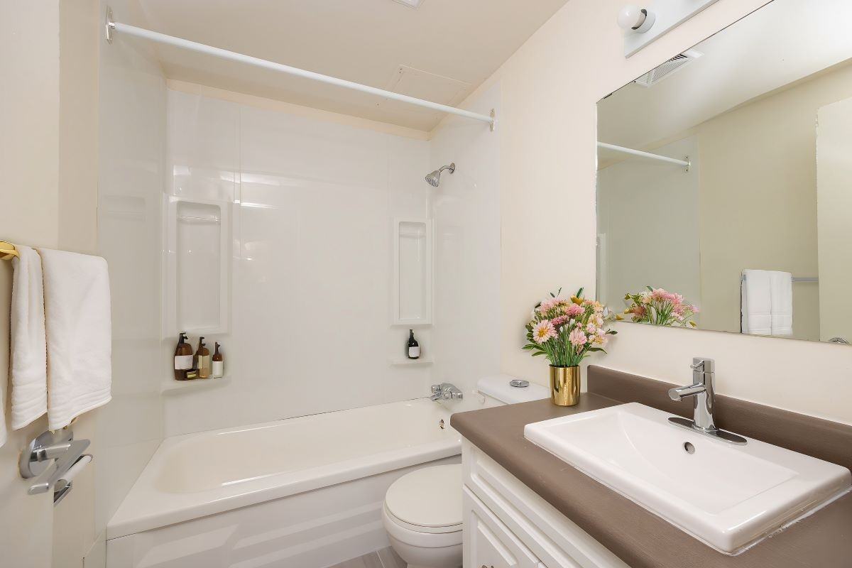 Birchwood Manor - Photo 6 of 9