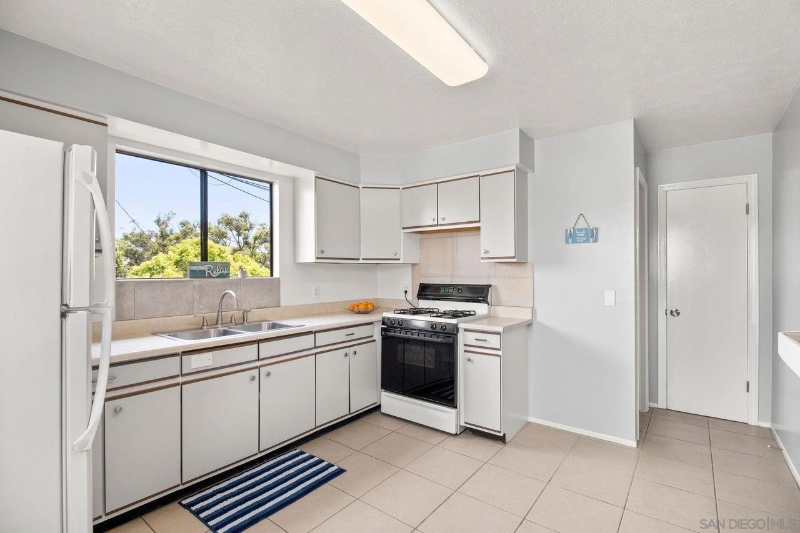 3616 E 10th St #B - Photo 2 of 7