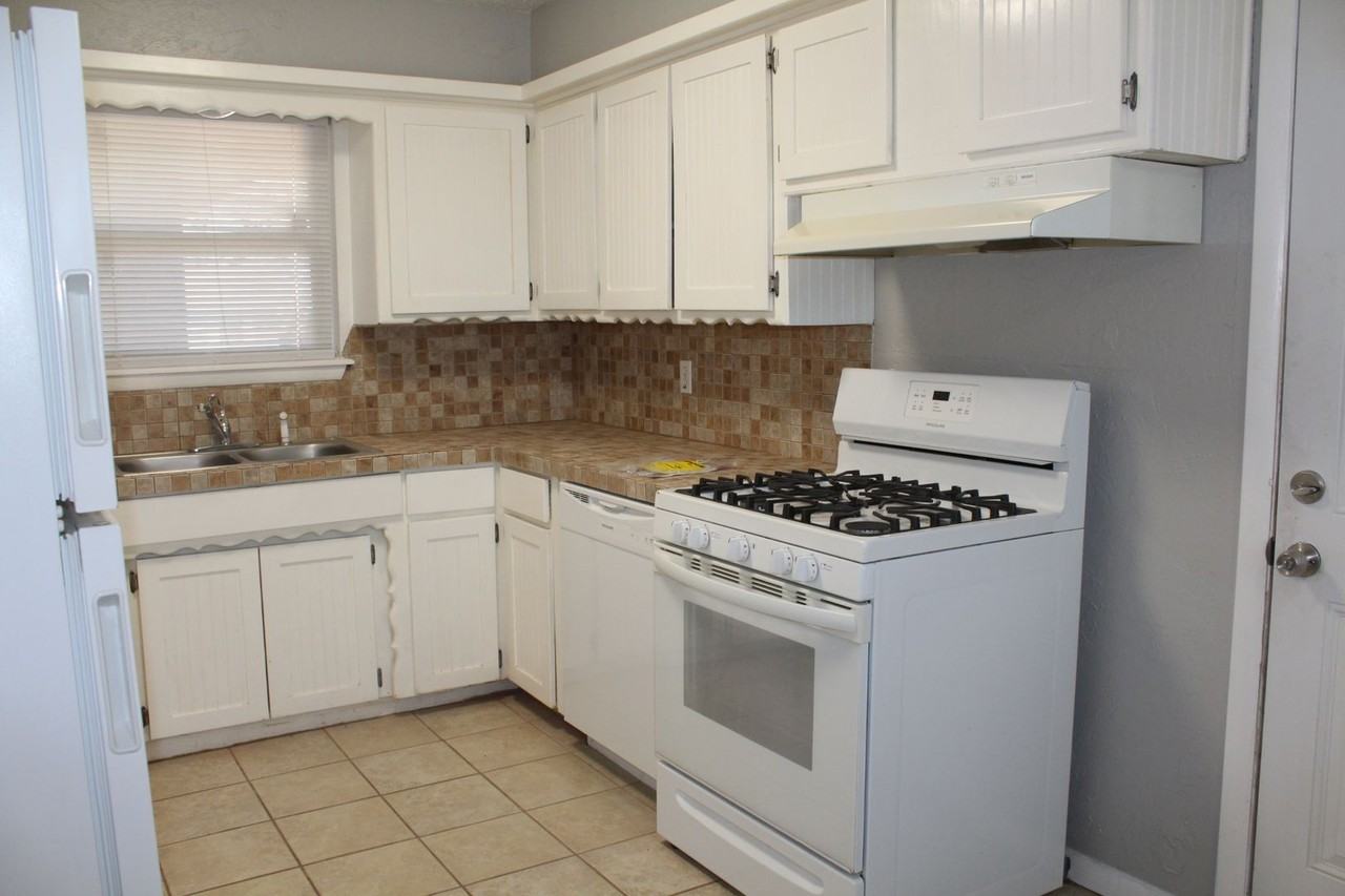 3036 Se 20th St - Photo 5 of 28
