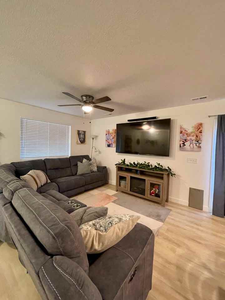 1642 W Parkview Dr #NA - Photo 2 of 9