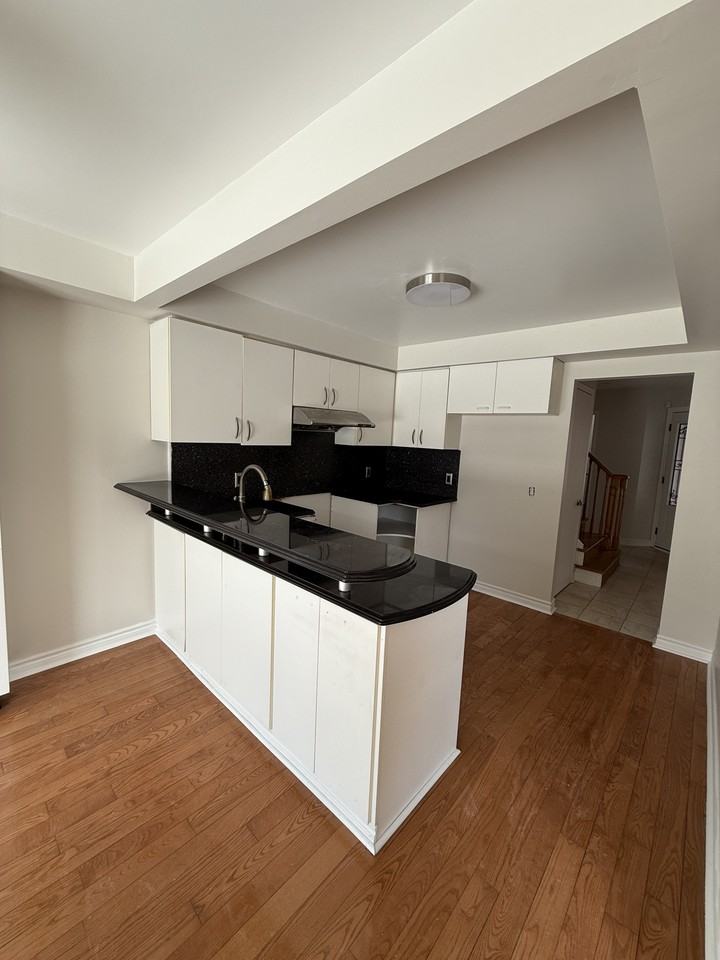 147 Andona Crescent - Photo 2 of 15