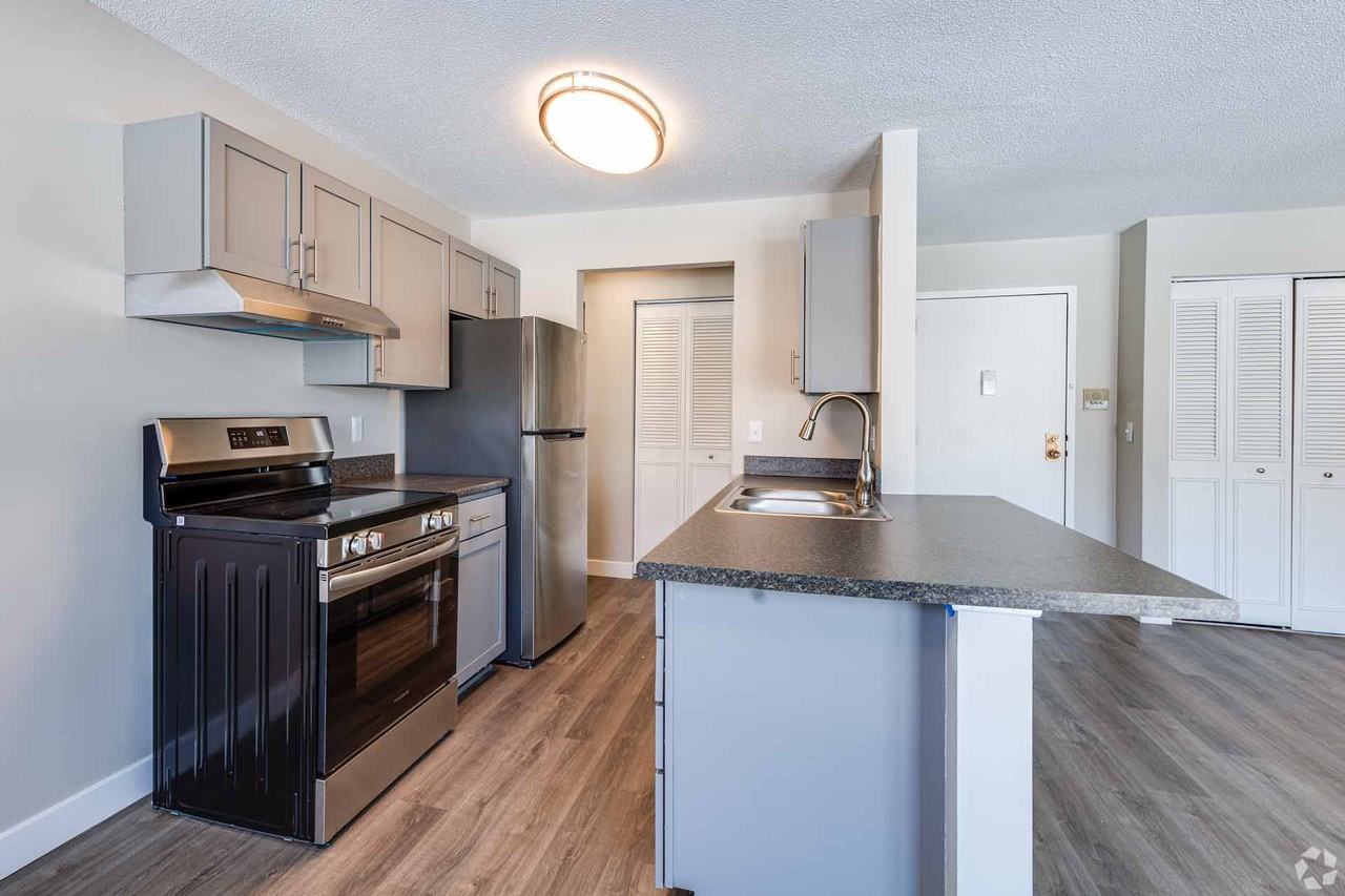 7th Avenue Apartments - Photo 4 of 31